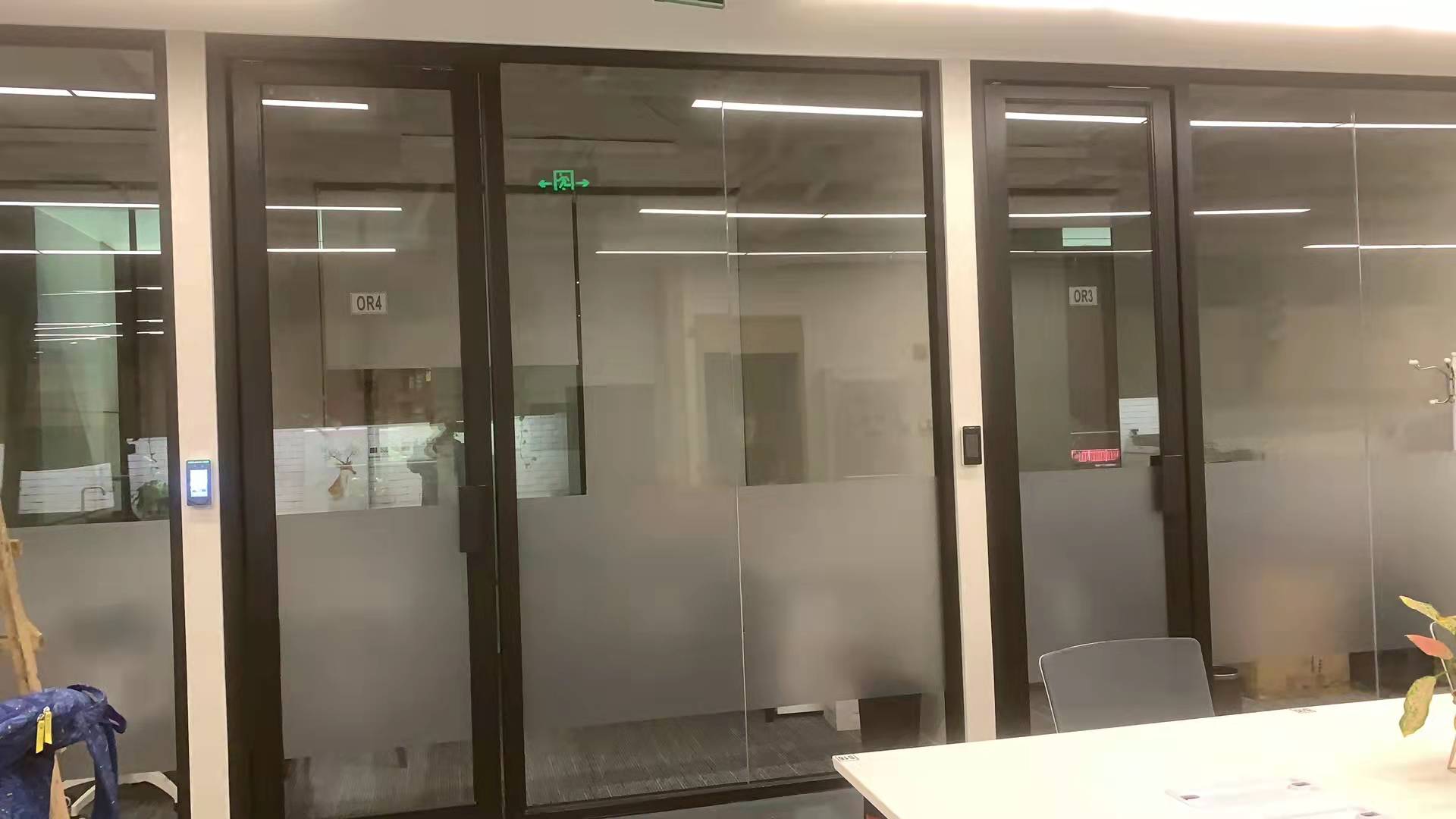 辦公室玻璃桃子视频在线观看