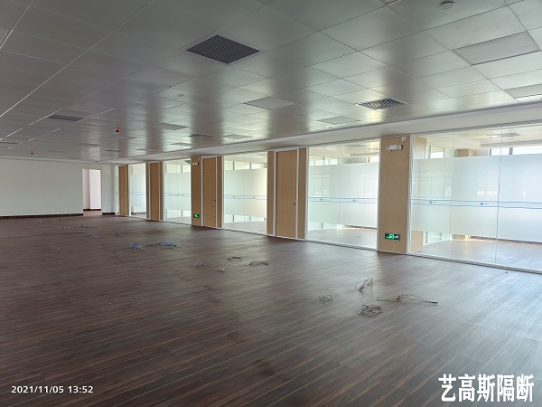 辦公室玻璃桃子视频在线观看