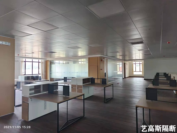 辦公室玻璃桃子视频在线观看